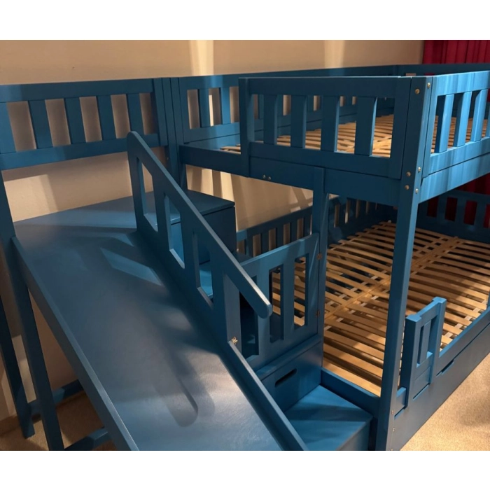 duże łóżko piętrowe ze schodami